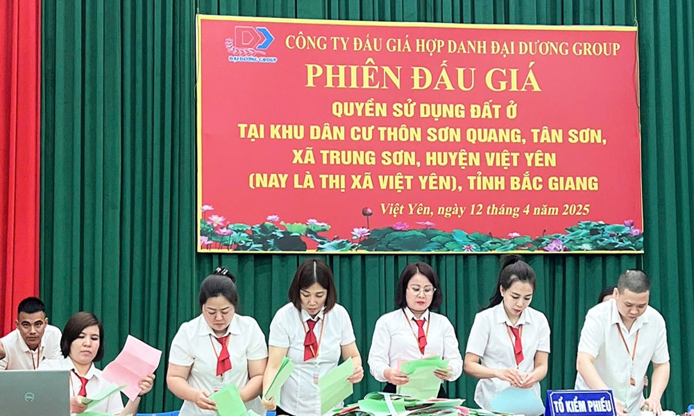 Phiên đấu giá tại thị xã Việt Yên tăng gần 100 tỷ đồng so với giá khởi điểm