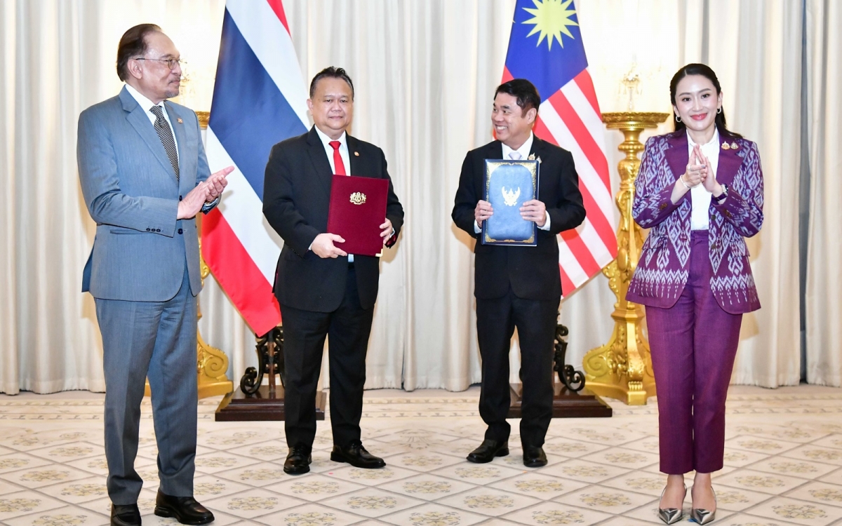 Thủ tướng Thái Lan Paetongtarn Shinawatra và Thủ tướng Malaysia Anwar Ibrahim chứng kiến lễ ký kết các thỏa thuận hợp tác giữa hai nước chiều 17/4/2025. Ảnh: Văn phòng Thủ tướng Thái Lan.