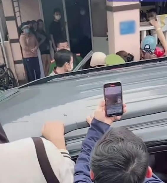 Cơ quan công an mời làm việc và răn đe 1 trường hợp livestream trên trang tiktok đăng tải thông tin sai sự thật về sự việc. Ảnh: MXH.