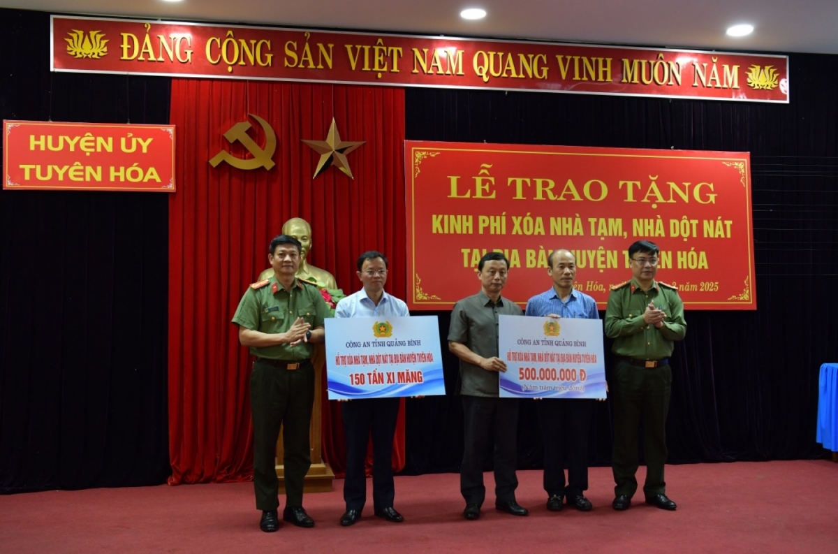 Công an tỉnh Quảng Bình trao kinh phí và vật chất hỗ trợ chương trình xóa nhà tạm, nhà dột nát