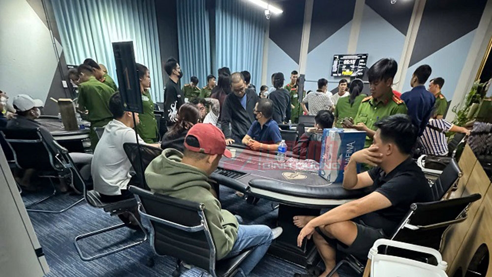 Lực lượng chức năng triệt xóa tụ điểm đánh bạc "núp bóng" câu lạc bộ Poker ở Bình Dương