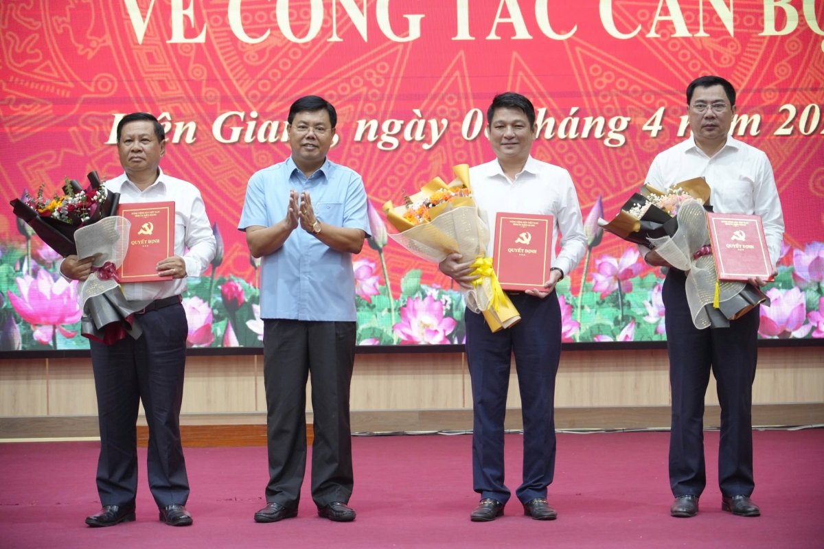 Ông Nguyễn Tiến Hải, Bí thư Tỉnh uỷ Kiên Giang tặng hoa và trao quyết định cho ông Mai Hoàng Khởi (ngoài cùng bên trái), ông Bùi Quốc Thái và ông Võ Minh Trung 