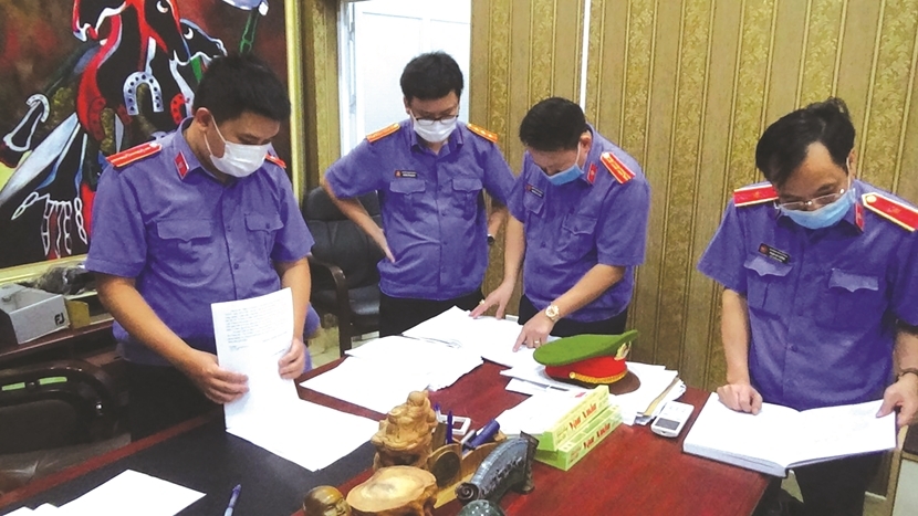 Điều tra viên Cơ quan điều tra VKSND tối cao khám xét phòng làm việc của 1 bị can. Ảnh: Bảo vệ pháp luật
