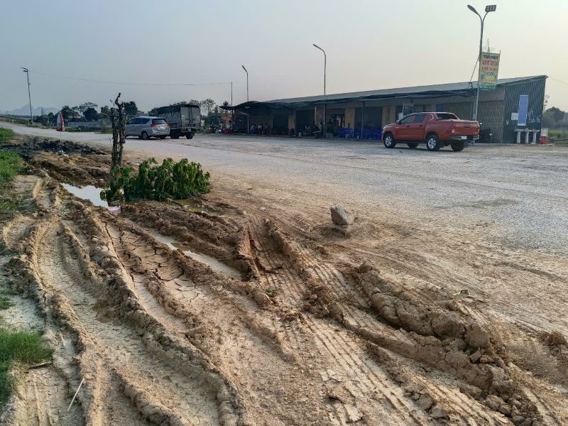 Cảnh nhếch nhác tại trạm dừng nghỉ tạm thời trên cao tốc (đoạn qua địa phận xã Đông Hòa, TP Thanh Hóa). Ảnh: QD.