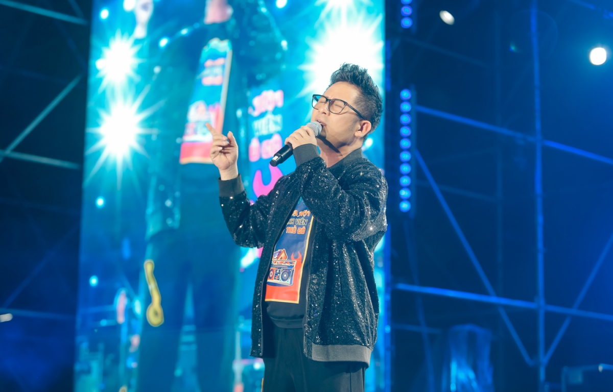 Trên sân khấu của Dạ hội cựu sinh viên Thủ đô, Bằng Kiều - thành viên ban nhạc Chìa khoá vàng mang tới liên khúc "Hè muộn và Mưa’’ cùng nhạc sĩ Tuấn Nghĩa. Nam ca sĩ xúc động kể lại kỷ niệm những năm 1990, khi ban nhạc từng "oanh tạc" tại các đại nhạc hội, dạ hội sinh viên cùng với ban nhạc Hoa Sữa cũng như nhiều ban nhạc thời đó.