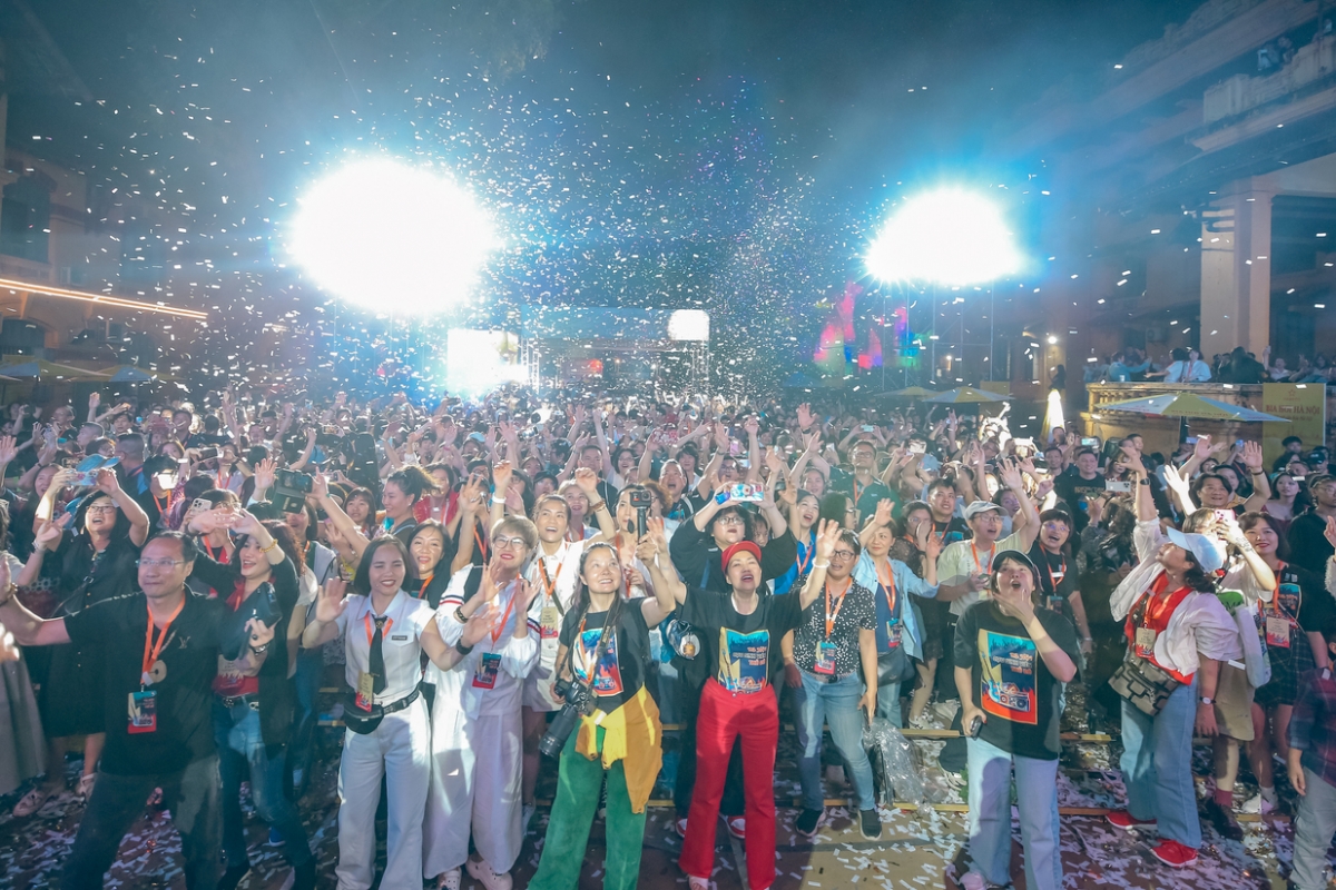 Chương trình khép lại với ca khúc "WE ARE THE WORLD" với sự góp mặt của tất cả các nghệ sĩ, để lại dư âm không thể nào quên với khán giả. Dạ hội cựu sinh viên Thủ đô tạo nên những khoảnh khắc rung động của tình yêu, sự xúc động của tình bạn, và chắc chắn khoảnh khắc ý nghĩa và đáng nhớ nhất này sẽ là món quà dành tặng cho tất cả những ai tham dự chương trình.