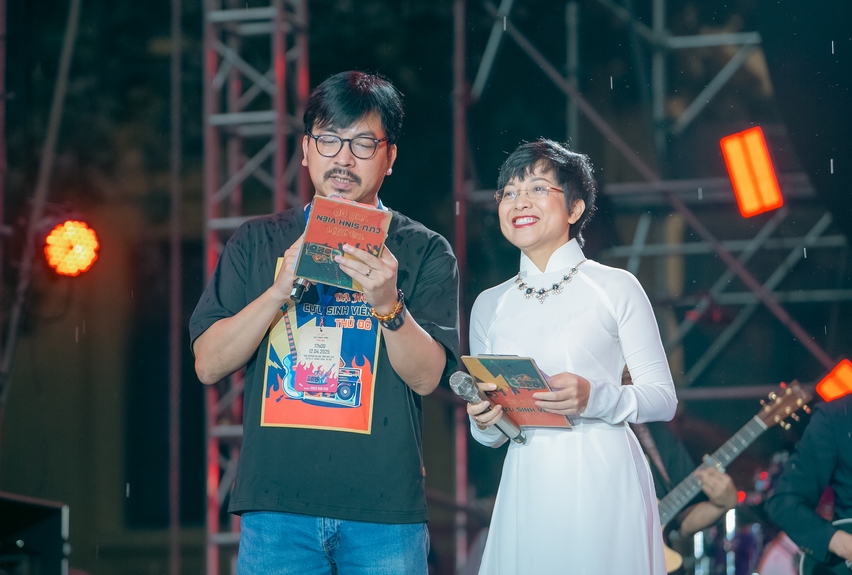  Theo MC Đinh Tiến Dũng, dạ hội cựu sinh viên Thủ đô năm nay có hơn 50 tiết mục với sự tham gia của 108 nghệ sĩ. Đây cũng là chương trình có tổng số tuổi nghệ sĩ tham gia lớn nhất Việt Nam - lên tới hơn 6.000 tuổi nên anh nói vui là BTC sẽ đăng ký xác lập kỷ lục cho sự kiện này.