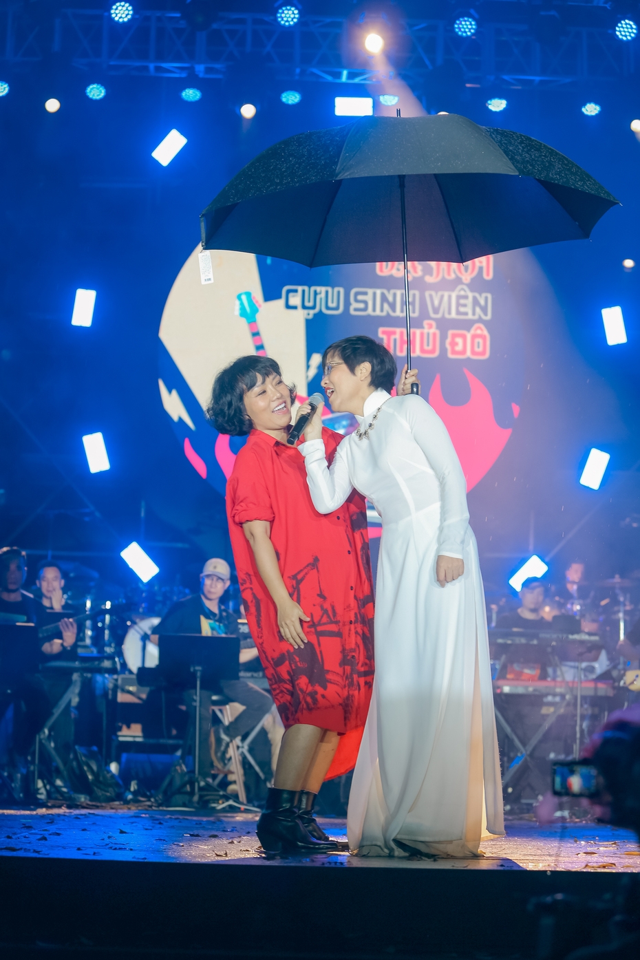 Khán giả không chỉ ấn tượng bởi giọng hát và phong cách biểu diễn chuyên nghiệp của Thảo Vân mà còn bất ngờ khi ca sĩ Thái Thuỳ Linh bất ngờ xuất hiện trên sân khấu để che mưa cho đàn chị vì cơn mưa mỗi lúc một nặng hạt.