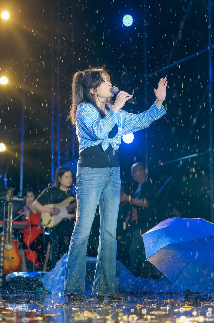 Sau đó, Thanh Tâm tiếp tục chinh phục khán giả khi song ca "Khoảnh khắc" với ca sĩ Thuỳ Dung nổi tiếng một thời. Thuỳ Dung cất lời cầu xin trời mau tạnh mưa để họ còn "quẩy" và không ngờ chỉ sau đó 1 thời gian ngắn là trời tạnh mưa, trả lại không gian tuyệt vời cho các cựu sinh viên Thủ đô chìm trong âm nhạc cùng những điệu nhảy.