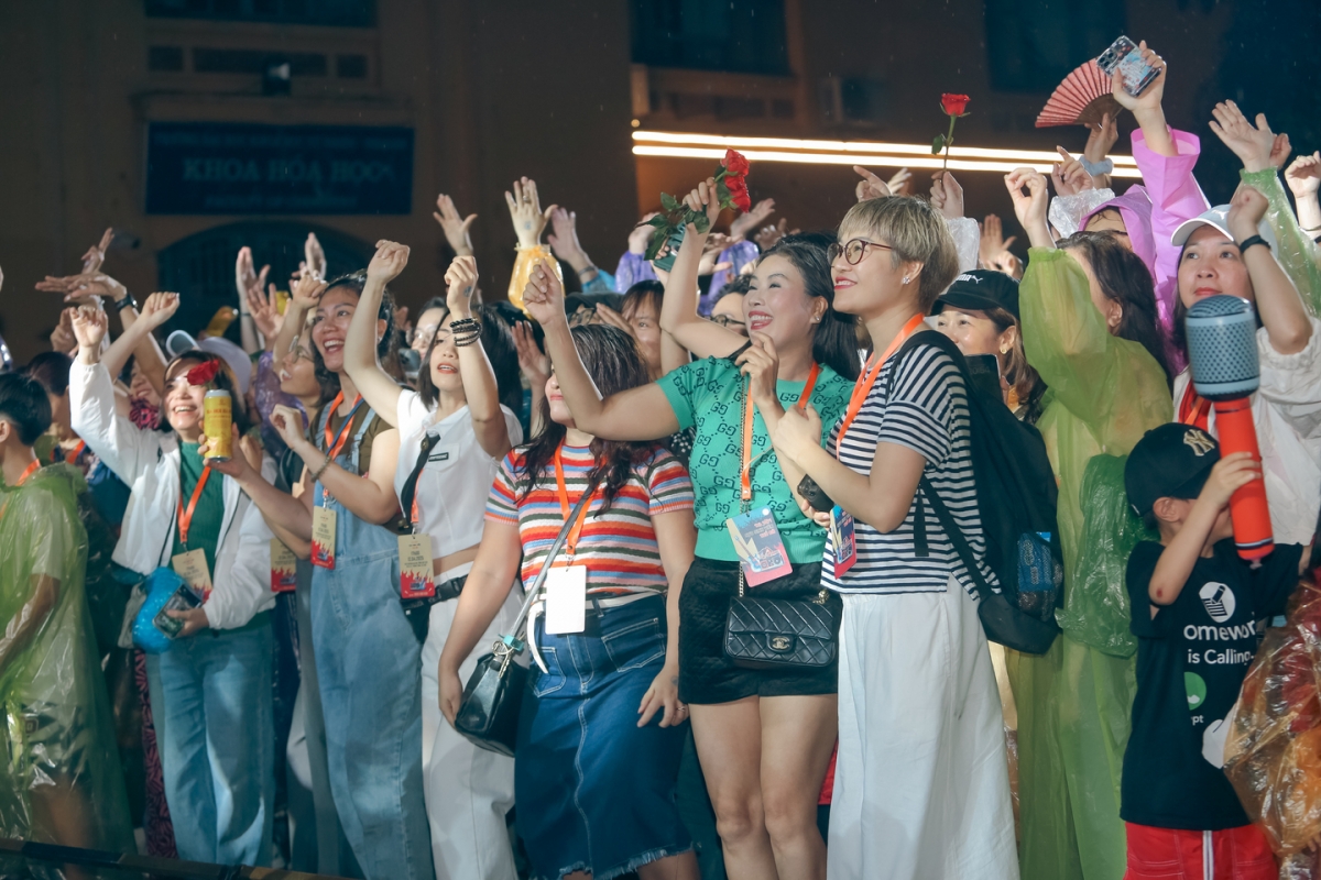 Các khán giả đến với chương trình có người đã U60, U50, nhiều người đã lên chức ông bà nhưng vẫn có thể "đu" theo những giai điệu quen thuộc một cách cuồng nhiệt. Họ hát theo, đưa người theo điệu nhạc và ôn lại cả một thời thanh xuân tươi đẹp trong suốt 6 tiếng đồng hồ chơi nhạc không ngừng nghỉ của dạ hội.