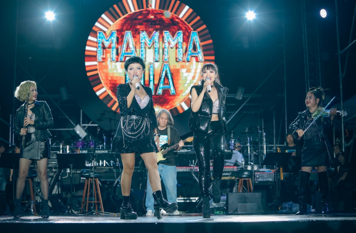 Những ca khúc quốc tế kinh điển sinh viên những năm 1990-2000 thuộc cả ca từ lẫn giai điệu như: Hotel California, We are the Champions, Take on me, It’s my life, Cheri Lady, You're my heart you're my soul, One moment in time, Everlasting love, True Colors, Everything I do, I do it for u, Mamma Mia!.... như một chuyến tàu của ký ức đưa các cựu sinh viên Thủ đô quay về với những năm tháng đẹp nhất cuộc đời, khi họ tràn đầy sức sống, học và yêu cuồng nhiệt.