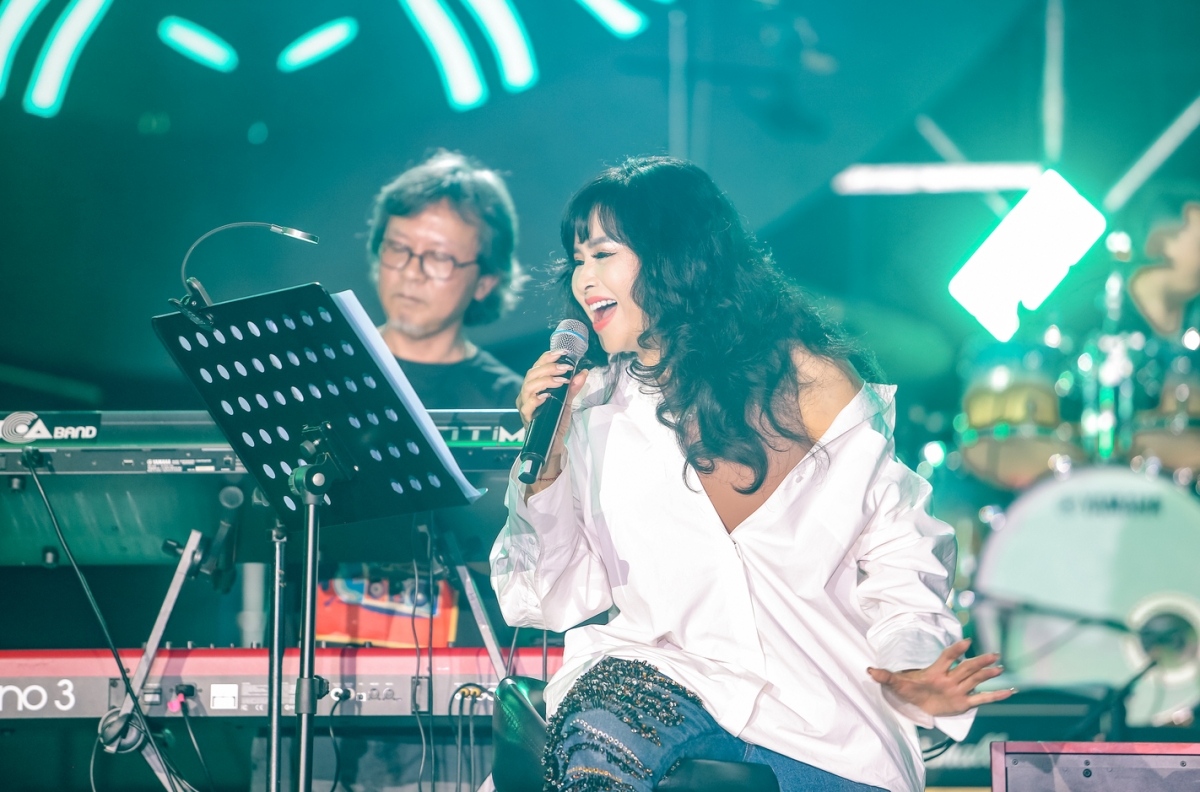 Chương trình dành tặng bất ngờ cho khán giả vào phút chót với phần trình diễn của ban nhạc Phương Đông cùng Thanh Lam và Quốc Trung với "Another day in paradise", "True Colors"... Quốc Trung còn song ca cùng Thanh Lam bài "Separate Lives".