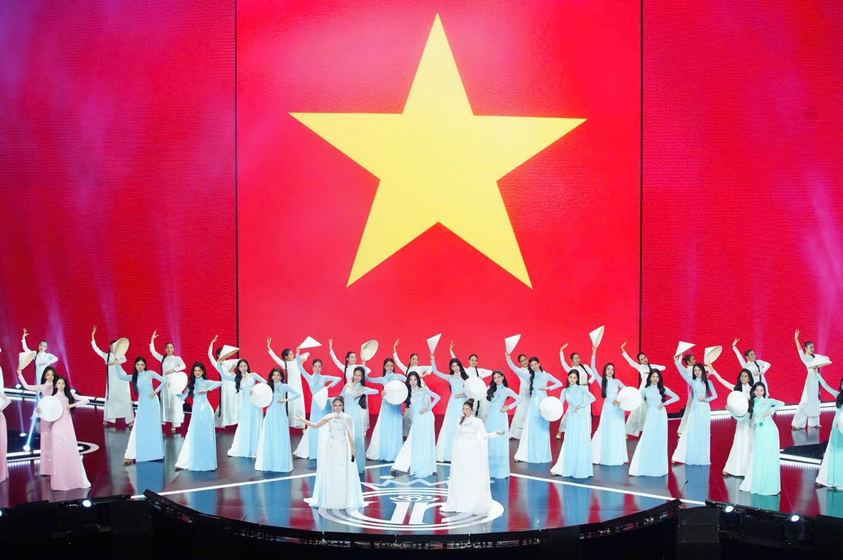 Tiết mục đồng diễn của top 41 Hoa hậu Việt Nam 2024 mang lại nhiều cảm xúc cho khán giả. Thí sinh tập luyện hơn một tháng qua để gửi đến khán giả những màn trình diễn ấn tượng nhất.