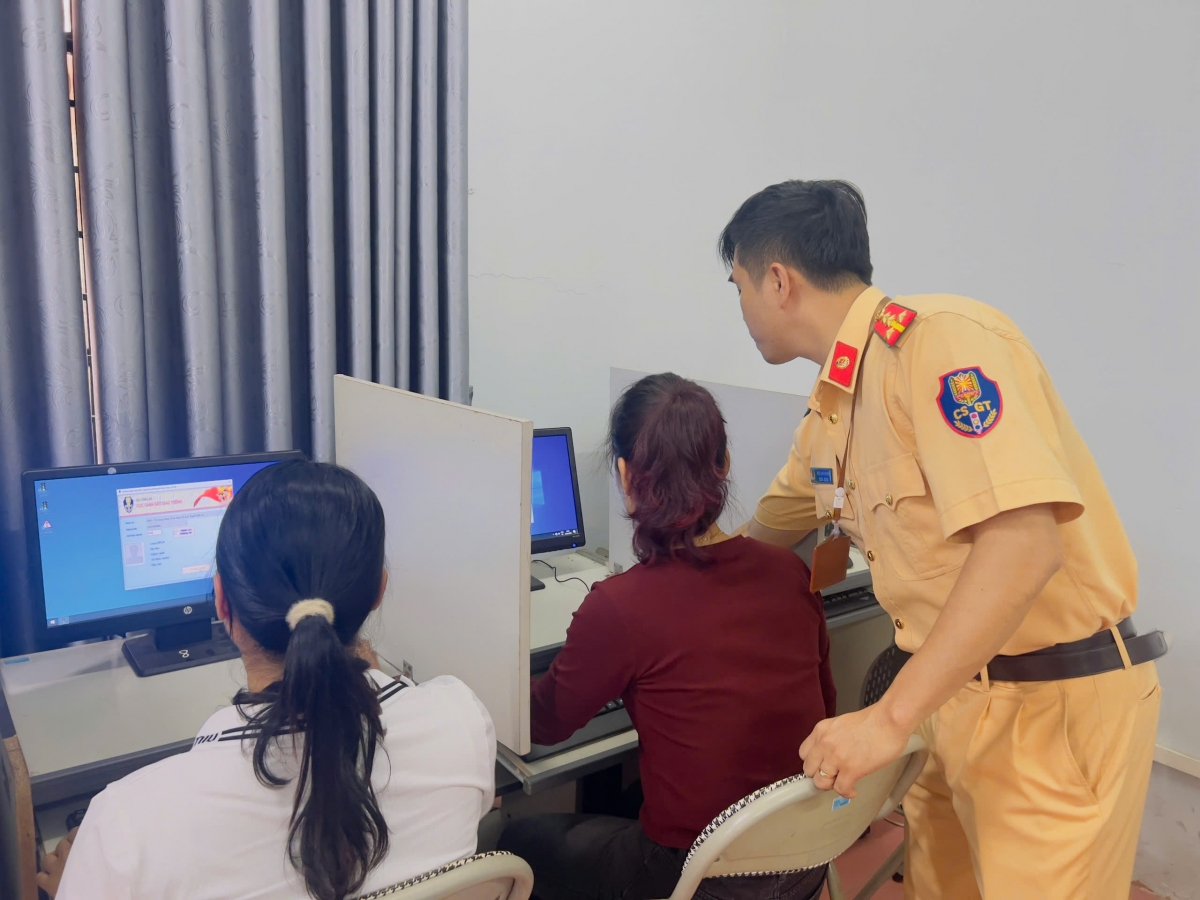 Các học viên tham gia phần thi lý thuyết. Ảnh Song Thu.