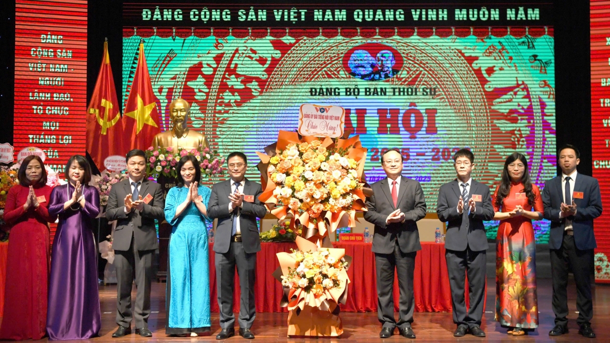 Tổng Giám đốc Đài Tiếng nói Việt Nam Đỗ Tiến Sỹ tặng hoa chúc mừng Đại hội Đảng bộ Ban Thời sự. Ảnh: Quang Trung