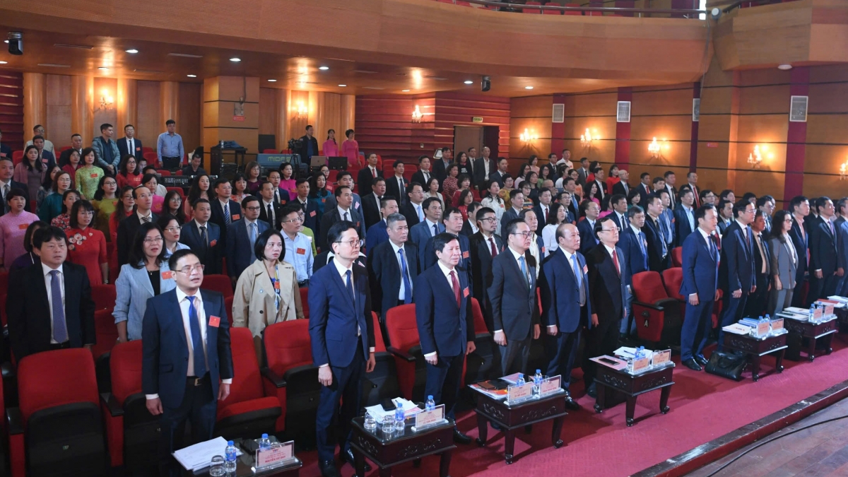 Các đại biểu dự Đại hội Đảng bộ Ban Thời sự làm lễ chào cờ. Ảnh: Quang Trung