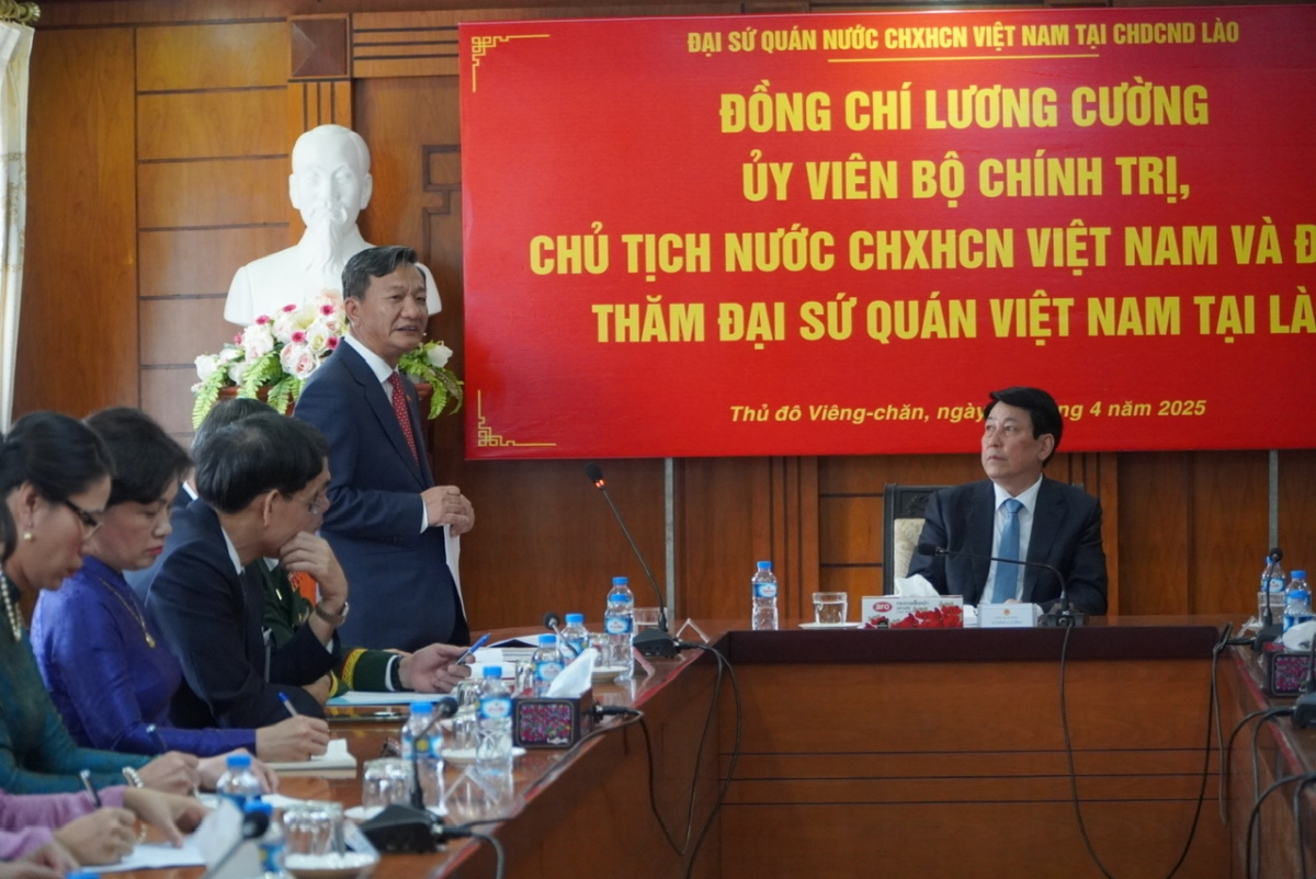 Đại sứ Nguyễn Minh Tâm báo cáo tình hình hoạt động của Đại sứ quán.