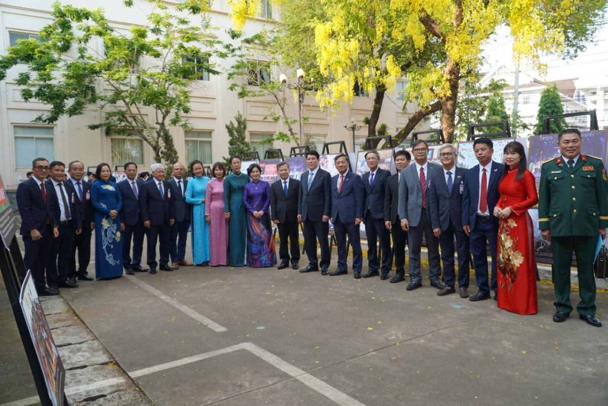 Chủ tịch nước Lương Cường chụp ảnh lưu niệm cùng cán bộ, nhân viên Đại sứ quán.