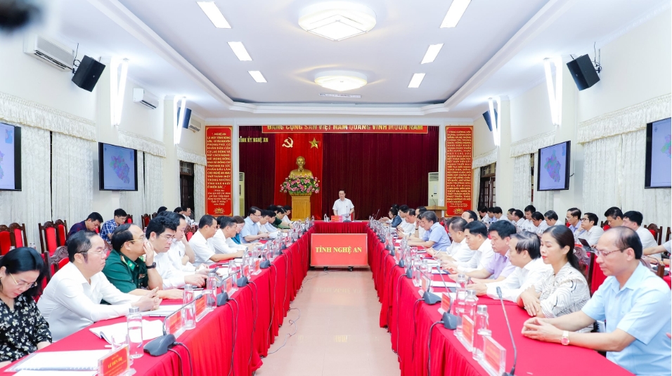 Hội nghị cho ý kiến và thông qua Đề án sắp xếp, tổ chức lại đơn vị hành chính cấp xã tại Nghệ An. Ảnh: Phạm Bằng.