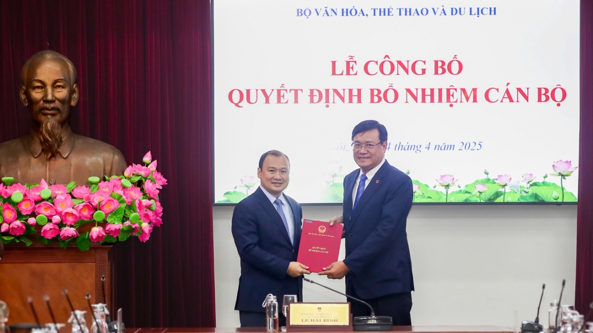Ông Đặng Hà Việt (phải) giữ chức Vụ trưởng Vụ Khoa học công nghệ, Đào tạo và Môi trường (Ảnh: Bộ VHTTDL)
