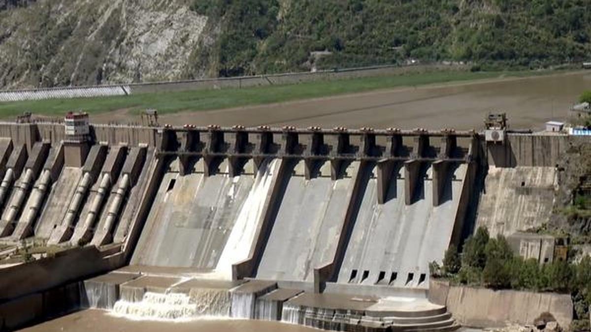 Một con đập thuộc hệ thống sông Ấn tại Reasi, khu vực Jammu &amp; Kashmir. Gần 93% lưu lượng nước từ sông Ấn được sử dụng cho nông nghiệp, đóng vai trò trụ cột của ngành này và đóng góp gần 25% GDP của Pakistan. Ảnh: PTI