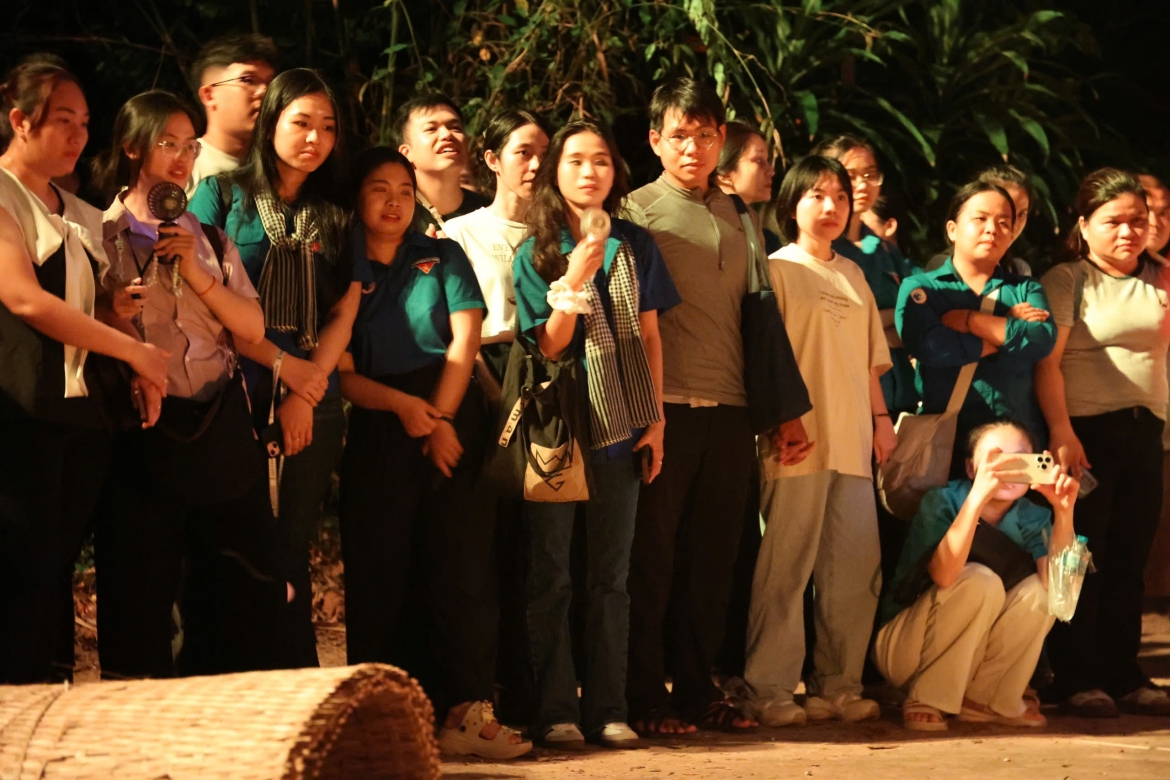 Khách tham gia tour đêm "Trăng chiến khu" tại Địa đạo Củ Chi (ảnh: T.H)