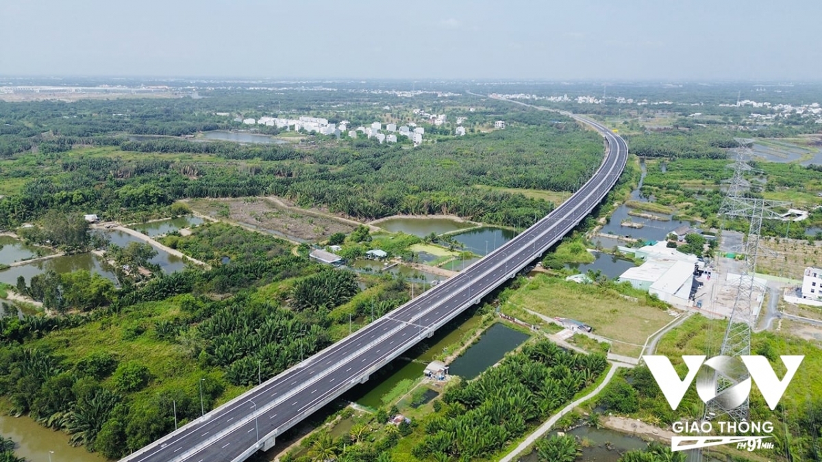 Đoạn tuyến phía Tây của dự án, từ nút giao TP. Hồ Chí Minh – Trung Lương (Km0+600) đến nút giao Nguyễn Văn Tạo, tiếp tục được thông xe, có chiều dài hơn 21 km
