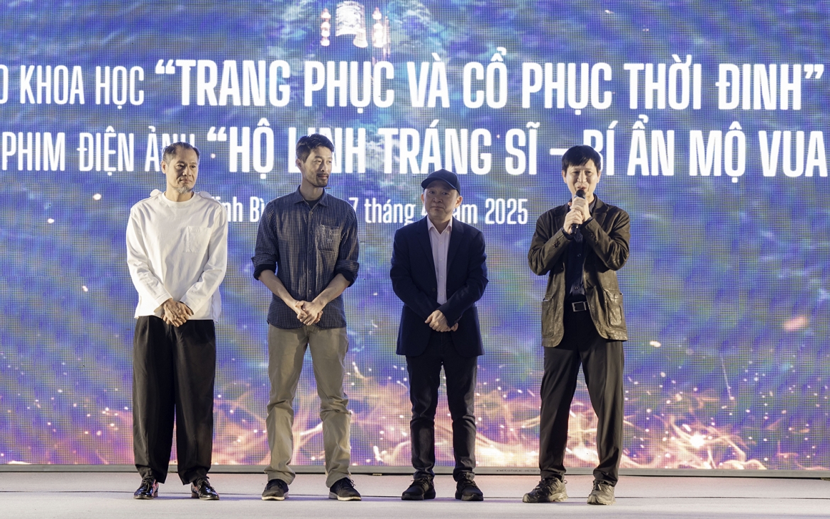 Đoàn làm phim (từ phải sang): Đạo diễn Nguyễn Phan Quang Bình, nhạc sĩ Quốc Trung, Johnny Trí Nguyễn, DOP K_Linh