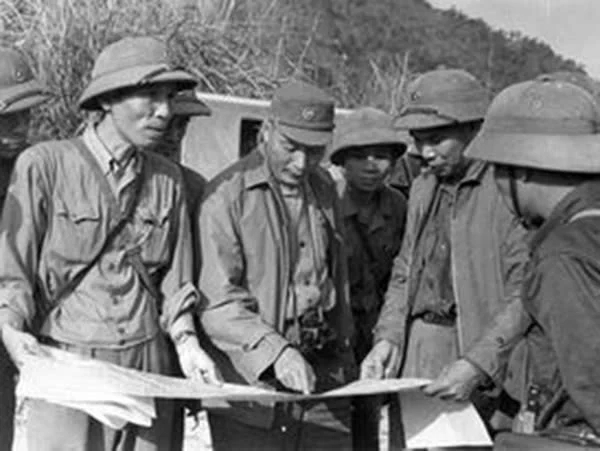 Tư lệnh Đồng Sỹ Nguyên nghe báo cáo kế hoạch triển khai đường ống xăng dầu khu vực 471