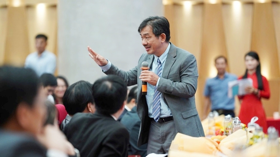 PGS.TS.BS Nguyễn Huy Thắng, Trưởng khoa Bệnh lý Mạch máu não, Bệnh viện Nhân dân 115 lý giải việc thức khuya, tắm đêm không ảnh hưởng nhiều đến người khỏe mạnh. (Ảnh: Đại Việt)