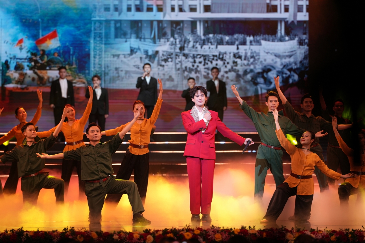 Anh chia sẻ: “Tôi muốn truyền linh hồn tuổi trẻ vào ca khúc cách mạng nhưng vẫn giữ nguyên tinh thần thiêng liêng của nó”.