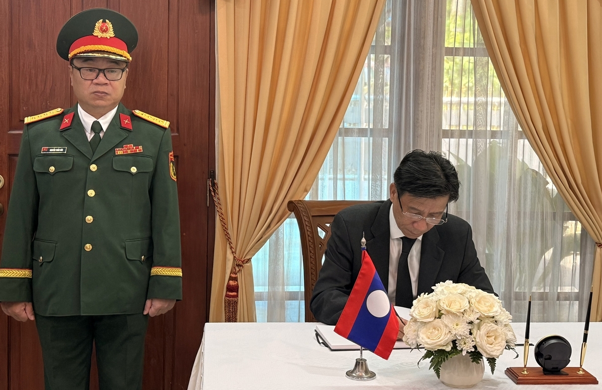 Đại sứ Tạ Văn Thông ghi sổ tang.