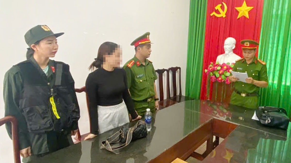 Cơ quan CSĐT thi hành quyết định khởi tố bị can, lệnh bắt bị can Võ Thị Huyền Châu (ảnh: BBP)