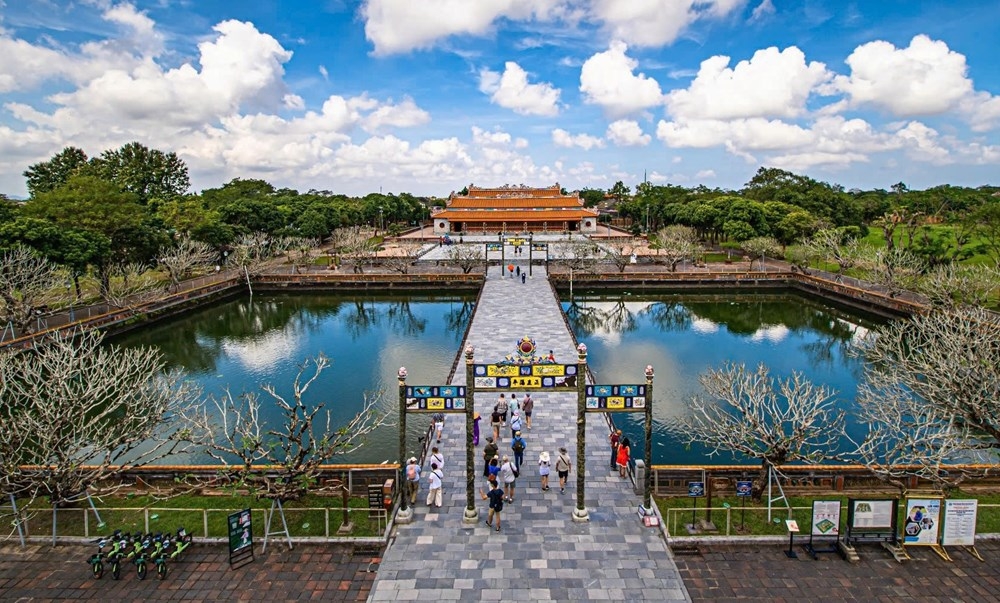 Di tích điện Thái Hòa - Đại Nội Huế là công trình di tích được đông đảo du khách trong nước và quốc tế đến tham quan. Ảnh: X.Đ