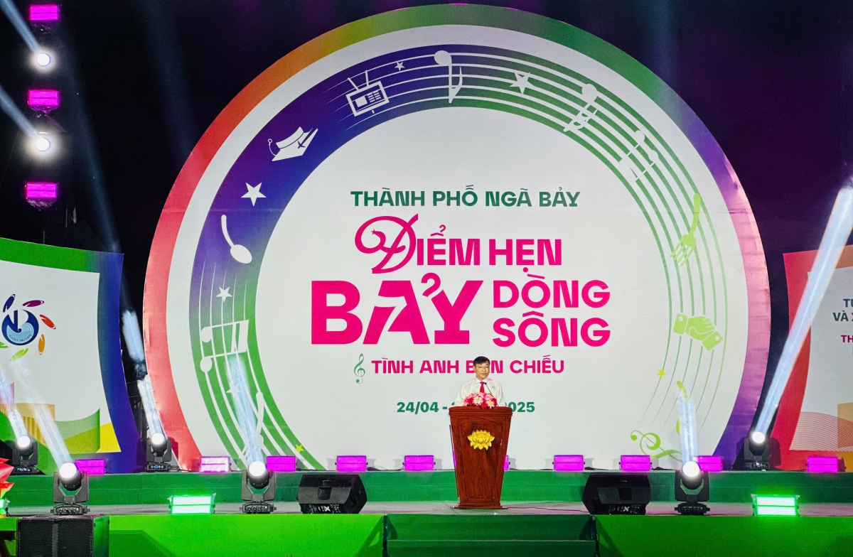 Ông Lê Hoàng Xuyên - Chủ tịch UBND thành phố Ngã Bảy phát biểu trong đêm khai mạc