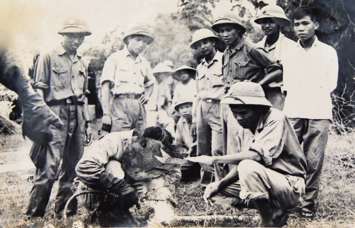 Đường ống hàn đầu tiên (Đồng chí Nguyễn Văn Ký, người hàn mối hàn đầu tiên, thuộc đoàn công trình 18, trên công trường 32h)