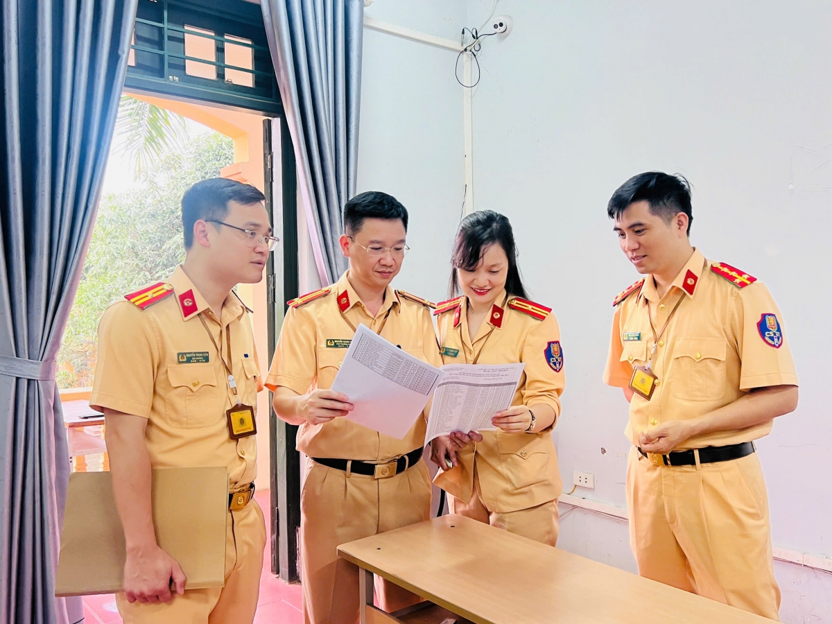 Công an tỉnh Vĩnh Phúc tổ chức kỳ sát hạch, cấp giấy phép lái xe ô tô, mô tô lần đầu tiên kể từ khi tiếp nhận chức năng, nhiệm vụ từ Sở Giao thông Vận tải. Ảnh Song Thu.