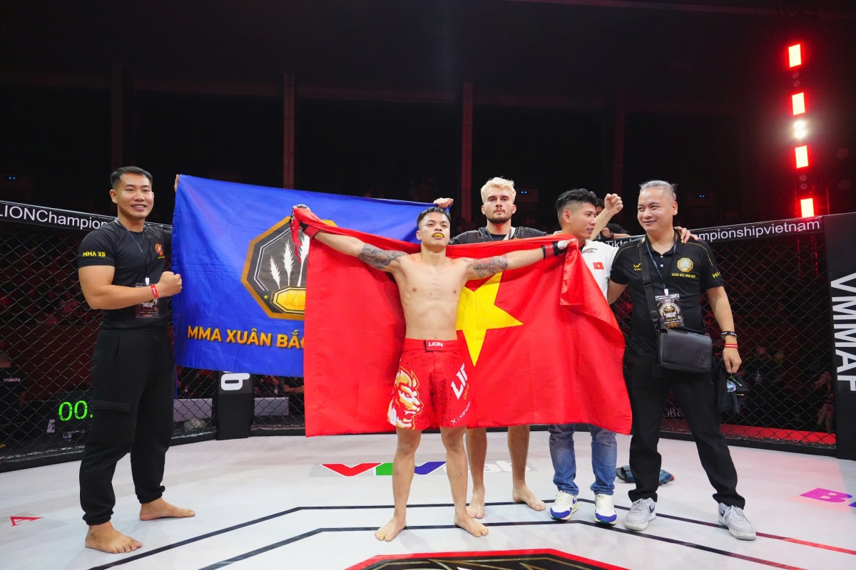 Có những thời điểm Đình Khải gặp bất lợi nhưng cuối cùng vẫn giành chiến thắng nhờ khả năng phòng thủ tốt cùng pha thực hiện đòn siết cổ chuẩn xác. chỉ sau 4 phút 25 giây của hiệp 1. 