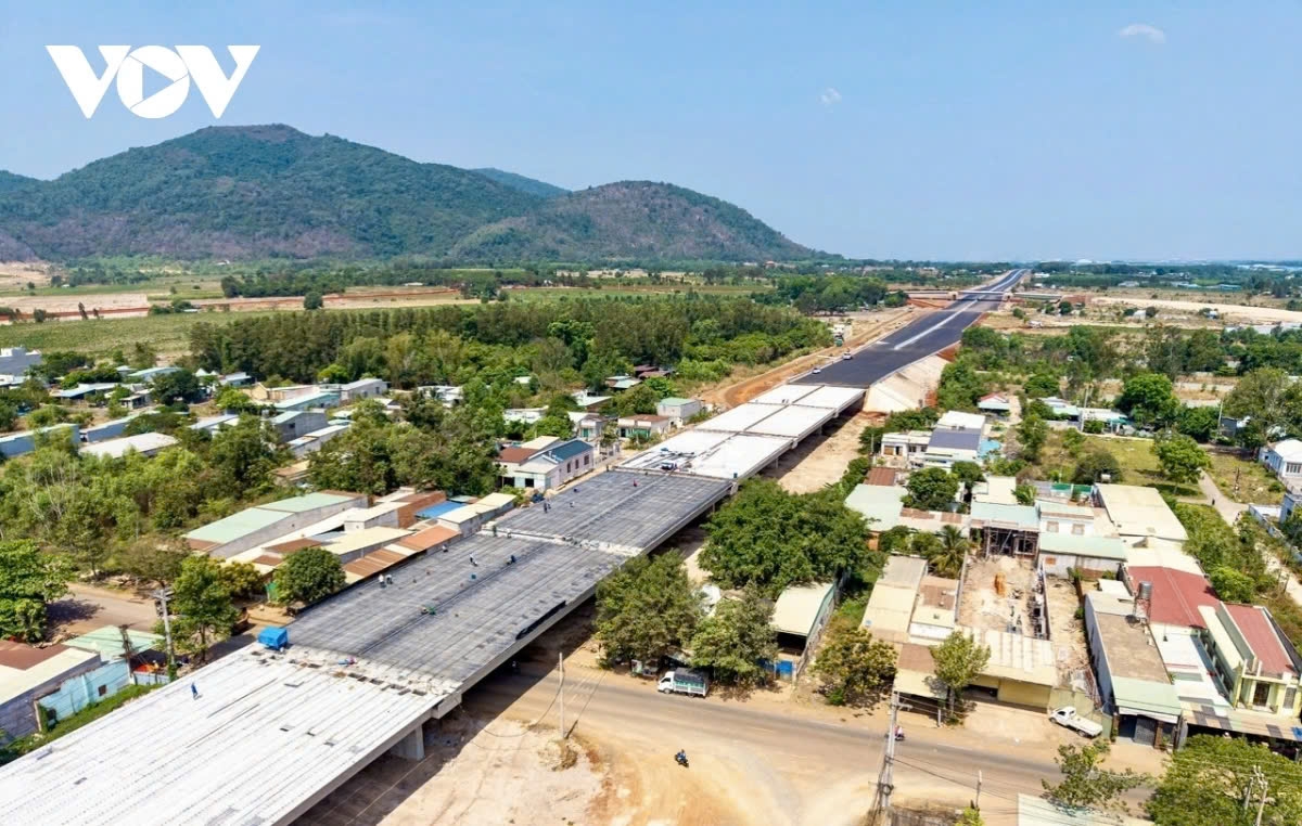 Thi công cao tốc Biên Hòa - Vũng Tàu.