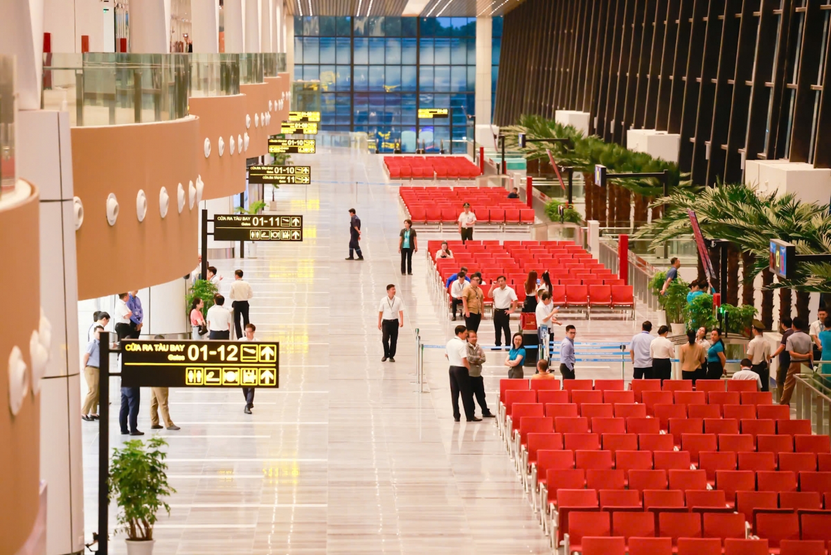 Sự kiện đánh dấu cột mốc Vietnam Airlines trở thành hãng hàng không đầu tiên khai thác chuyến bay thương mại tại nhà ga mới này.
