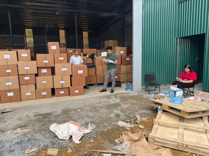 Kho hàng thực phẩm chức năng giả của các đối tượng.