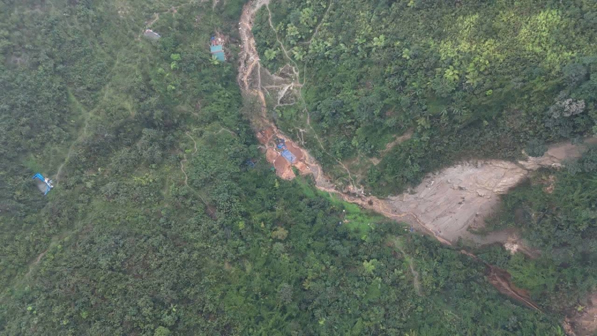 Hiện trường một hầm lò trên núi bị lực lượng công an phát hiện triệt phá