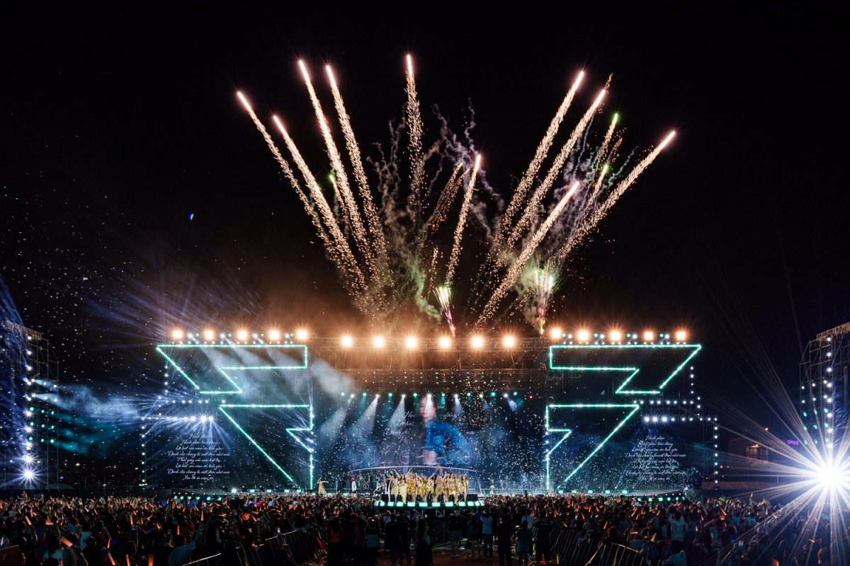 Chị đẹp Concert khép lại với ca khúc Khi màn đêm rực sáng và Cảm ơn tình yêu.