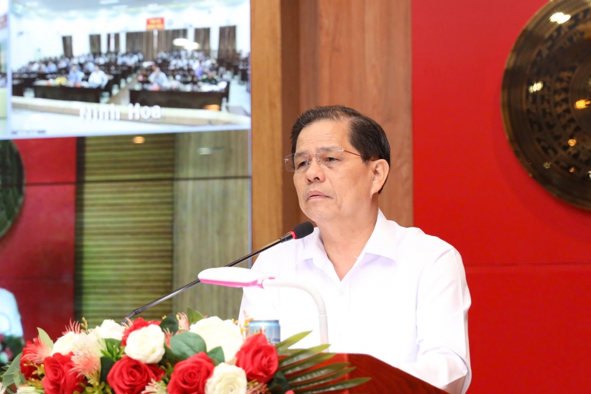 Ông Nguyễn Tấn Tuân, Phó Bí thư Tỉnh ủy, Chủ tịch UBND tỉnh Khánh Hòa phát biểu tại Hội nghị Tỉnh ủy Khánh Hòa lần thứ 22