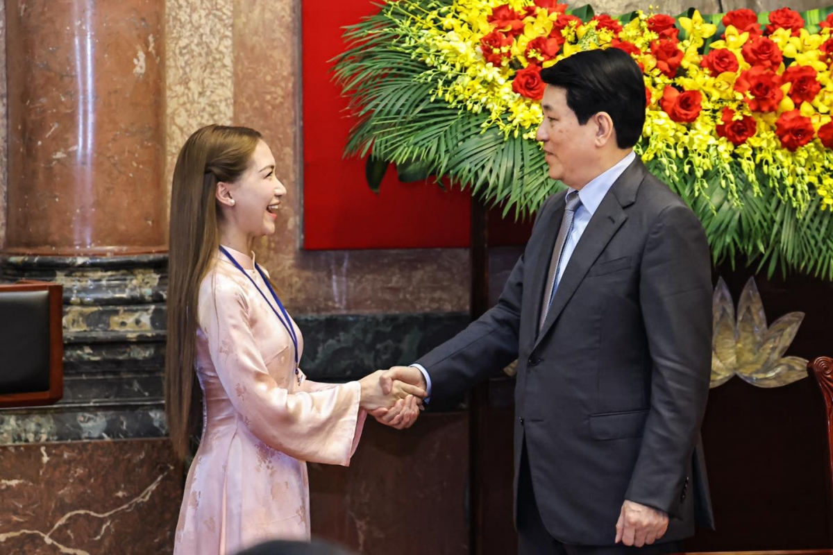 Sao Việt 17/4: Trên trang cá nhân Hòa Minzy đăng ảnh được gặp Chủ tịch nước Lương Cường trên cương vị là một trong 100 gương mặt tiêu biểu của Việc tử tế. Cô viết: ''Được gặp gỡ, nhận những lời động viên và hơn hết được đại diện phát biểu kể về hành trình thiện nguyện nhỏ bé của mình cho các lãnh đạo lắng nghe đây là những giây phút ý nghĩa trong cuộc đời của Hoà. Cháu xin được cảm ơn những lời động viên khích lệ của các bác lãnh đạo và sẽ cố gắng hơn nữa để luôn là công dân có ích cho xã hội''.