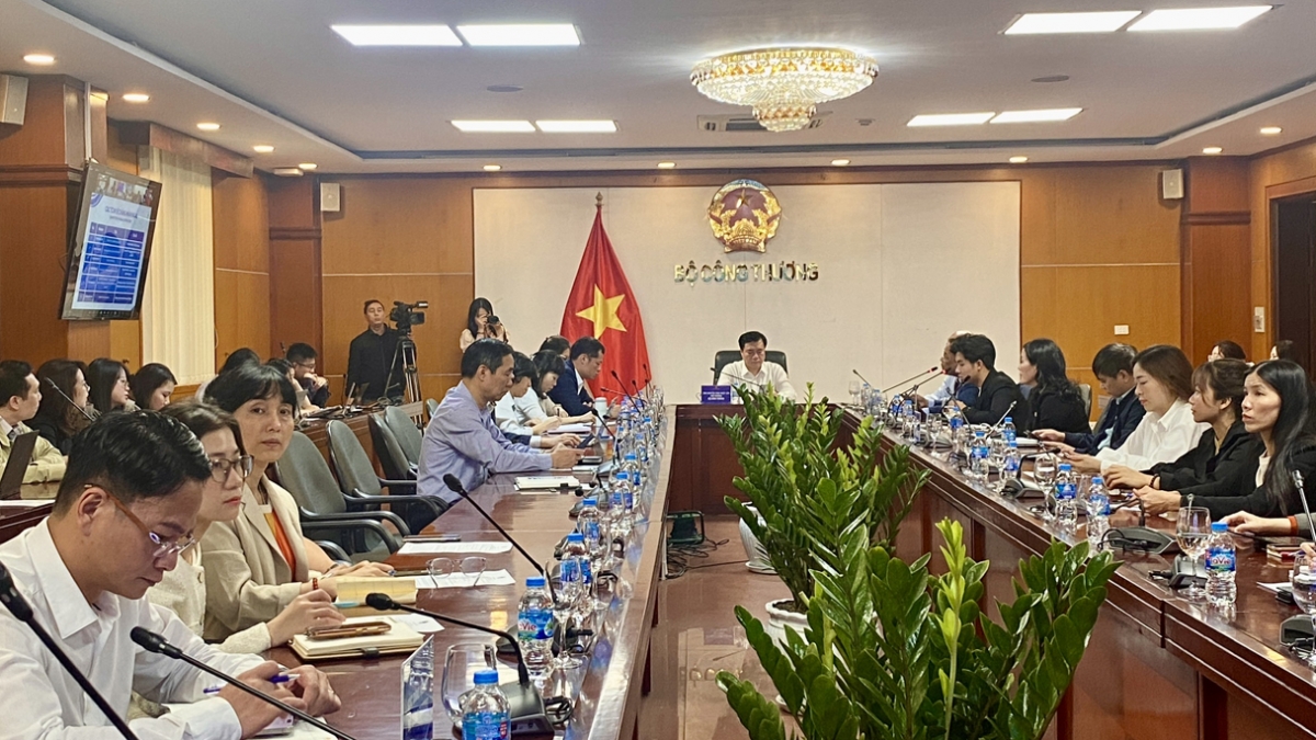 Thứ trưởng Bộ Công Thương Nguyễn Sinh Nhật điều hành giao ban Xúc tiến thị trường xuất khẩu sản phẩm Halal.