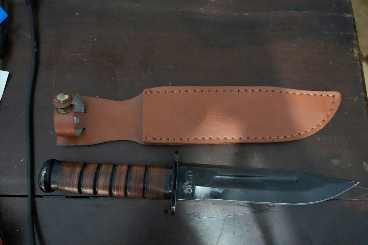 Lực lượng chức năng thu giữ hung khí mà Lưu Tuấn Kiệt sử dụng tấn công khách hàng tại quán karake. Ảnh: CABT