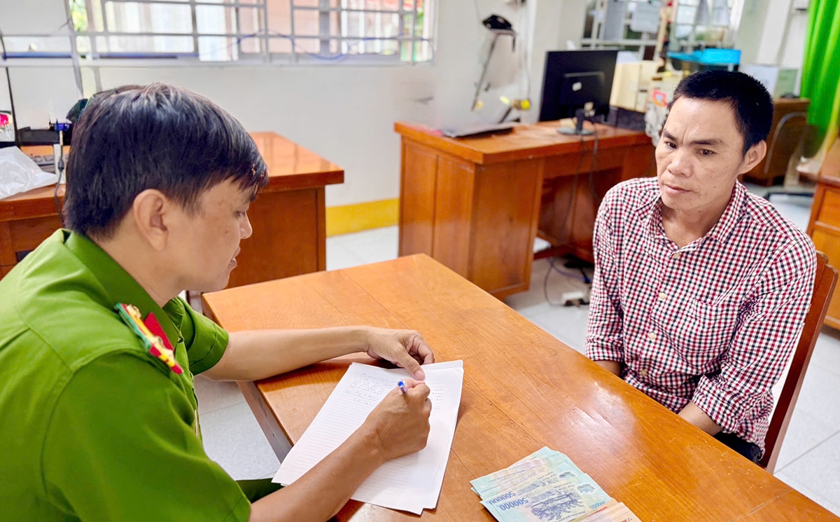 Đối tượng Huỳnh Nam Quốc tại cơ quan công an.