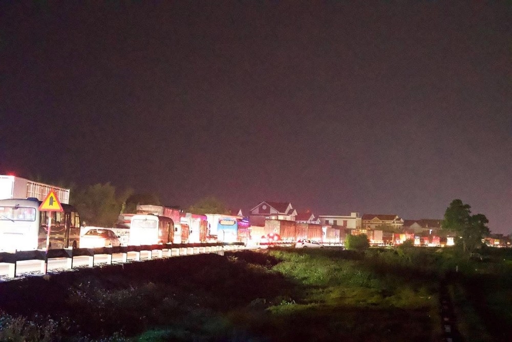 QL1A đoạn 2 đầu cầu Gianh ách tắc nhiều giờ