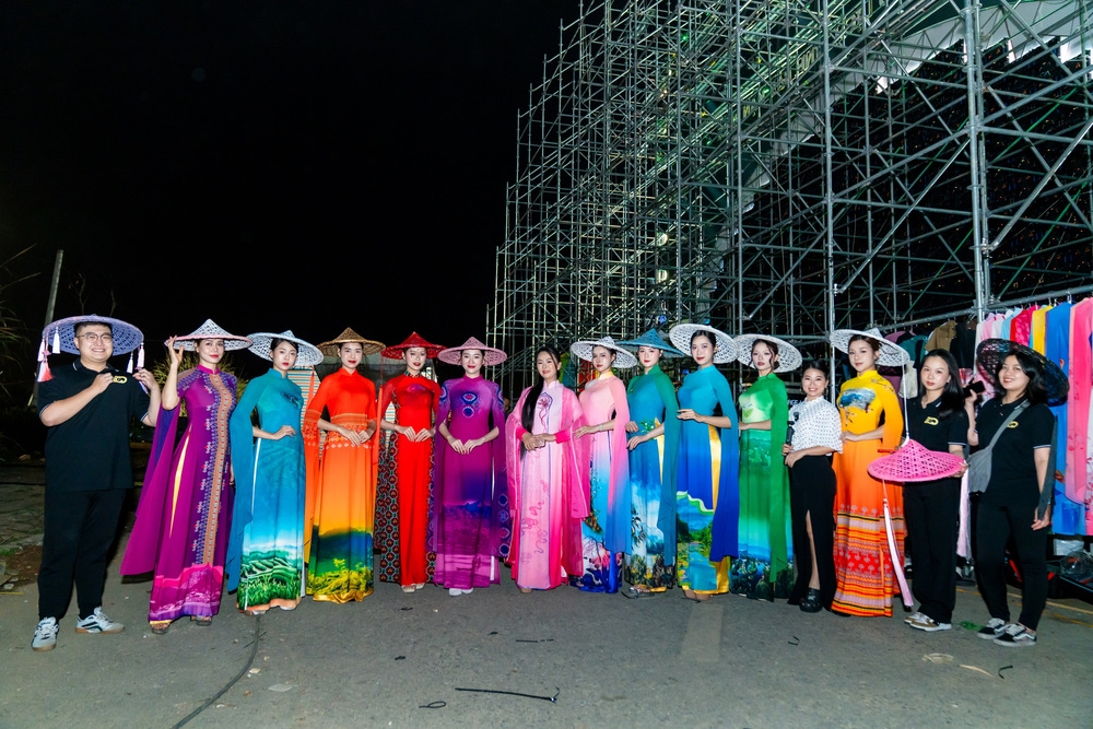 Tại chương trình, 6 bộ sưu tập lần lượt được trình diễn theo thứ tự sau: Lượt 1: Bộ sưu tập Bắc Kạn diễn cùng BST Thái Nguyên, cùng các thiết kế áo dài mang hoạ tiết thổ cẩm đặc sắc của đồng bào Tày, Nùng, Dao... Lượt 2: Bộ Bắc Ninh diễn cùng Bắc Giang. Lượt 3: Bộ Hà Nội diễn cùng Hải Dương.